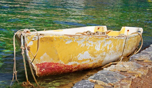 Old abandoned rowing boat — Stock Photo, Image
