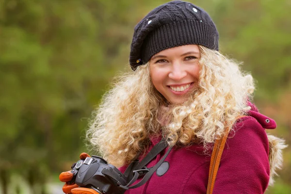 Flicka med en kamera — Stockfoto