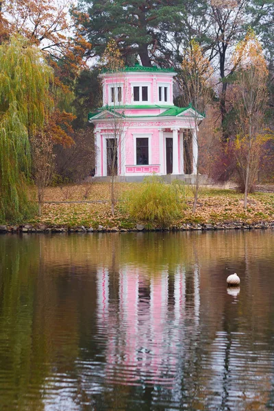 Розовый летний домик — стоковое фото