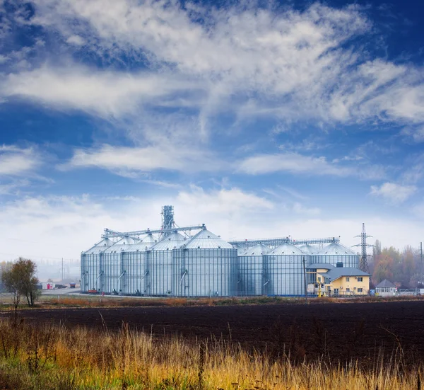 Grain and oil storage tanks — Stock Photo, Image