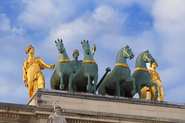 Louvre yakınındaki zafer takı — Stok fotoğraf