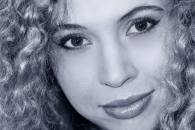 Kıvırcık sarışın bir kadın portresi