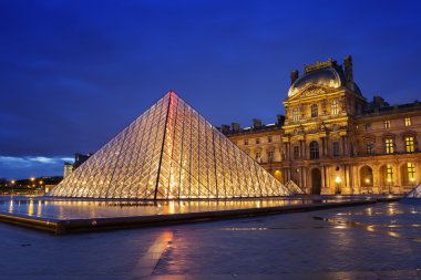 Louvre, gece