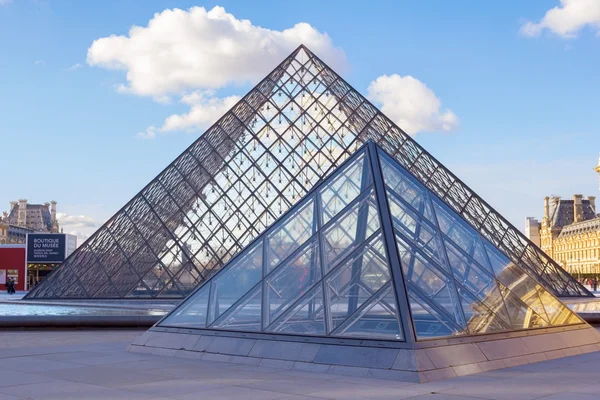 Скло піраміди в Луврі — стокове фото