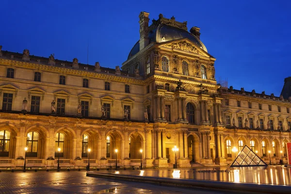 Louvre di notte — Foto Stock