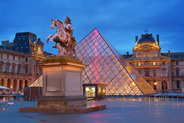 Louvre in de nacht — Stockfoto