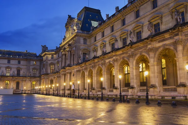 Louvre in de nacht — Stockfoto