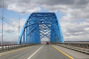 Yenisey Irmağı boyunca mavi çelik köprü