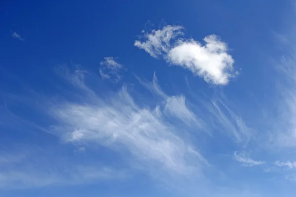 Nubes en el cielo azul — Foto de Stock