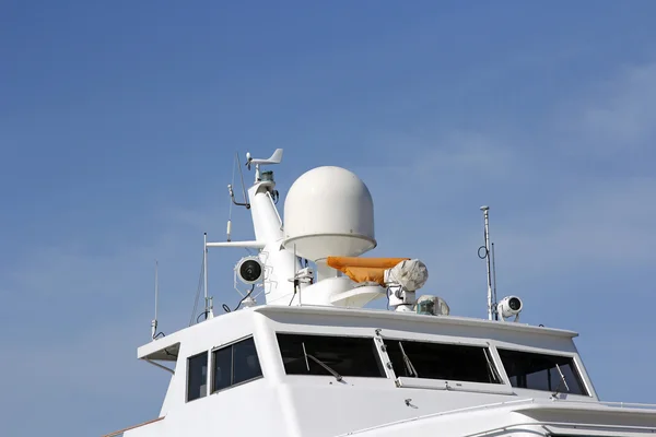Antena statków i system nawigacji na przejrzystym błękitnym niebie. — Zdjęcie stockowe