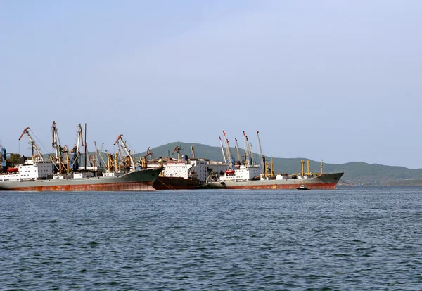 Lastfartyg i hamn för lastning. — Stockfoto