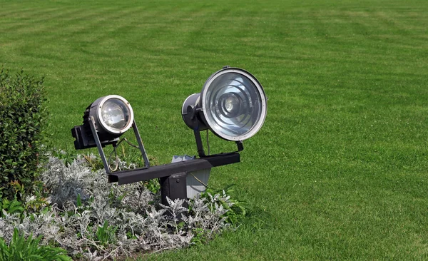 Trädgårdsbelysning och grönt gräs i dagsljus — Stockfoto