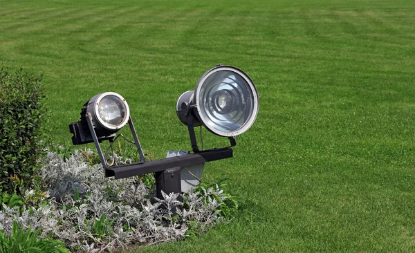 Illuminazione del giardino ed erba verde alla luce del giorno — Foto Stock