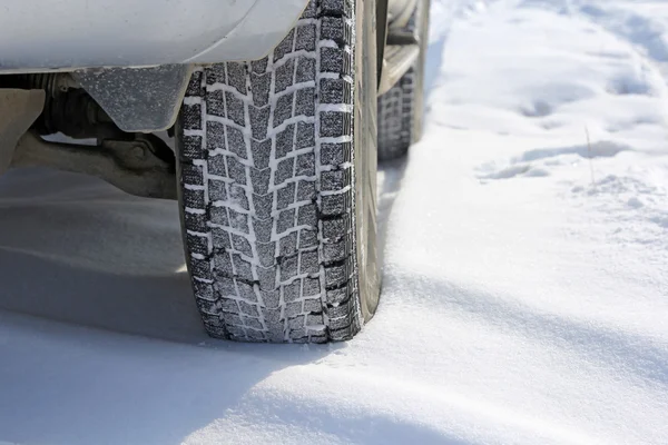 Winter tyres in extreme cold temperature — Stock Photo, Image