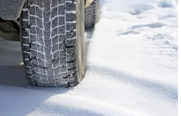 Neumáticos de invierno a temperatura fría extrema —  Fotos de Stock