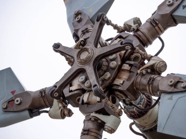 Mavi gökyüzünün arka planında vida askeri helikopter mekanizması, yakın plan