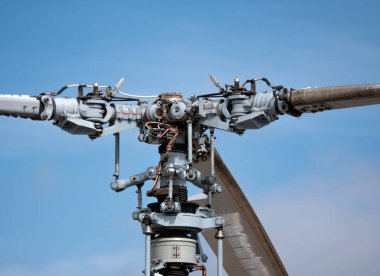 Mavi gökyüzünün arka planında vida askeri helikopter mekanizması, yakın plan