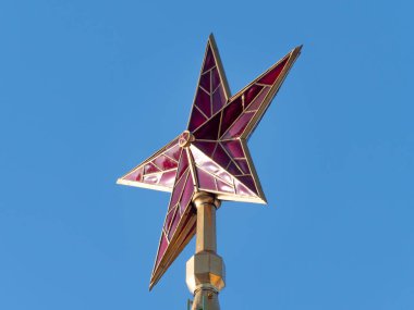 MOSCOW, RUSSIA, 10 Haziran 2019: Moskova Kremlin 'in Spasskaya Kulesi' nin kulesinde 10 Haziran 2019 tarihinde Rusya 'nın başkenti Moskova' da yakut yıldızı.