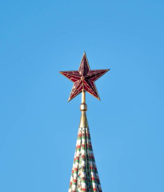 MOSCOW, RUSSIA, 10 Haziran 2019: Moskova Kremlin 'in Spasskaya Kulesi' nin kulesinde 10 Haziran 2019 tarihinde Rusya 'nın başkenti Moskova' da yakut yıldızı.