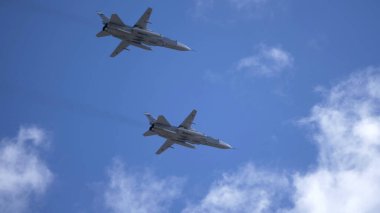 MOSCOW, Rusya - 7 Mayıs 2021: Moskova 'da geçit töreni. 2. Dünya Savaşı 'nda Rusya' nın başkenti Moskova 'da zafer töreninde uçan savaş uçağı Su-24 gökyüzünde.