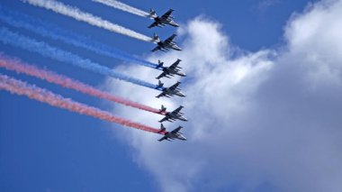 MOSCOW, Rusya - 7 Mayıs 2021: Moskova 'da geçit töreni. Rus savaşçılardan oluşan bir grup Sukhoi Su-25 Moskova, Rusya 'da 2. Dünya Savaşı' nda zafer geçidinde gökyüzünde Rus bayrağını boyadı.