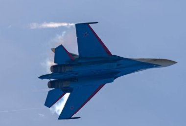 Moskova Rusya Zhukovsky Havaalanı 31 Ağustos 2019: Rus Şövalyeleri Russkie Vityazi akrobatik takımı, uluslararası havacılık salonu MAKS-2019 'un akrobatik figürleriyle bir gösteri uçuşu gerçekleştirdi.