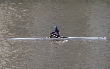 MOSCOW, RUSSIA - 2 Mayıs 2021: Moskova, Rusya 'da insanlar kanoda kürek çekiyor.