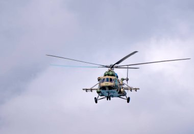 MOSCOW, Rusya - 7 Mayıs 2021: Moskova 'da geçit töreni. 2. Dünya Savaşı 'nda Moskova' da Zafer Geçidi 'nde Mi-8AMTK helikopterleri havada uçuyor.