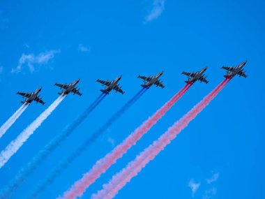 MOSCOW, Rusya - 7 Mayıs 2021: Moskova 'da geçit töreni. Rus savaşçılardan oluşan bir grup Sukhoi Su-25 Moskova, Rusya 'da 2. Dünya Savaşı' nda zafer geçidinde gökyüzünde Rus bayrağını boyadı.