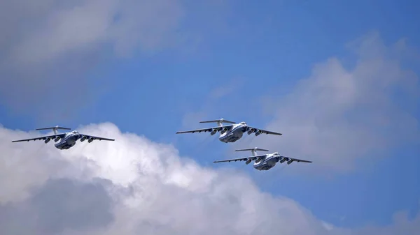 モスクワ ロシア 2021年5月7日 モスクワのアヴィアパレード 3イリュシンIl 76多目的4機の戦略飛行士がロシア モスクワで開催された第二次世界大戦勝利のパレードに空を飛ぶ — ストック写真