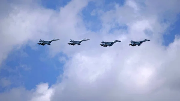 モスクワ ロシア 2021年5月7日 モスクワのアヴィアパレード ジェット戦闘機ロシアのモスクワで第二次世界大戦中の勝利のパレードに空のSu — ストック写真