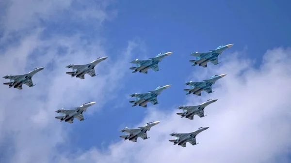 モスクワ ロシア 2021年5月7日 モスクワのアヴィアパレード ロシアのモスクワで第二次世界大戦中の勝利のパレードに空のSu 35とSu 34とSu — ストック写真