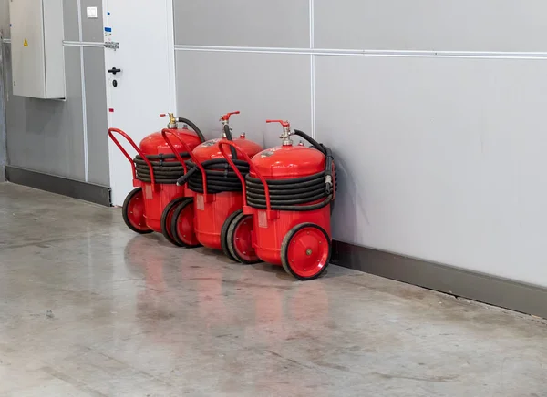 Tres Grandes Extintores Rojos Sobre Ruedas Habitación —  Fotos de Stock