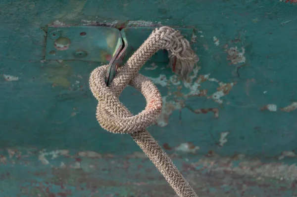 Zeilboot Vastgebonden Met Een Touw Een Zeeknoop — Stockfoto