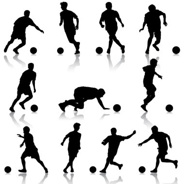 Top oynayan futbolcuların siluetleri. Vektör illüstrasyonu