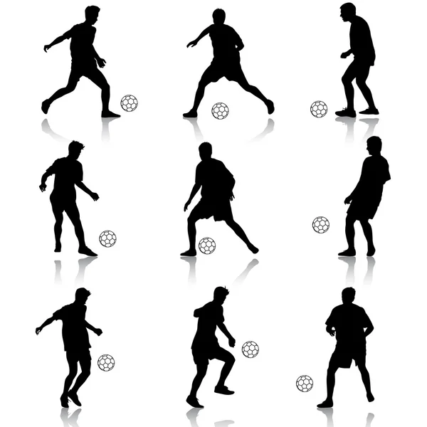 Siluetas de los jugadores de fútbol con la pelota. Ilustración vectorial — Archivo Imágenes Vectoriales