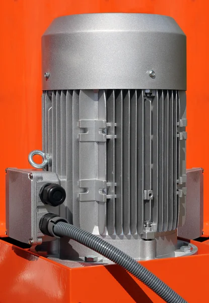 Красные мощные электродвигатели для современного промышленного оборудования — стоковое фото