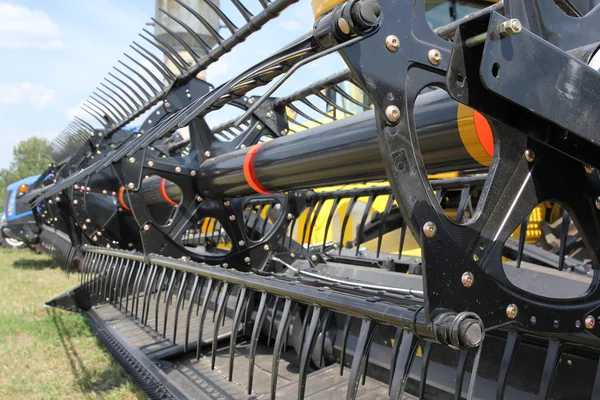Nahaufnahme von Erntemaschinen während der Feldarbeit. — Stockfoto