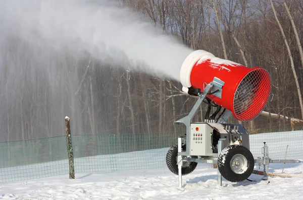 Snowmaking je výroba sněhu na sjezdovkách. — Stock fotografie