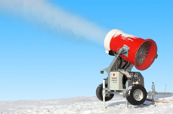 Snowmaking é a produção de neve em pistas de esqui . — Fotografia de Stock