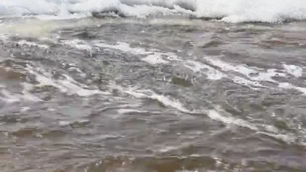 Frühling Schneeschmelze auf dem Fluss, im April. — Stockvideo