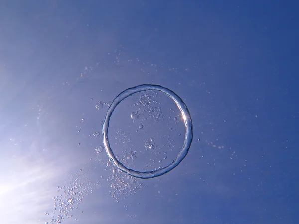 Bubble ring  from the air rises upwards the sun. — Stock Photo, Image