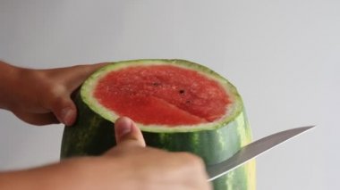 Karpuz bir bıçak ile kesmek.