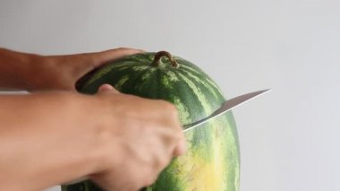 Karpuz bir bıçak ile kesmek.