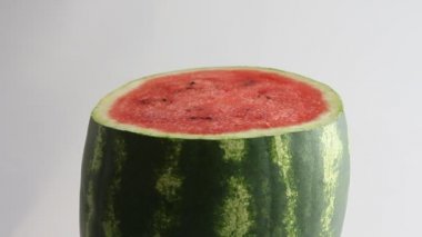 Karpuz bir bıçak ile kesmek.