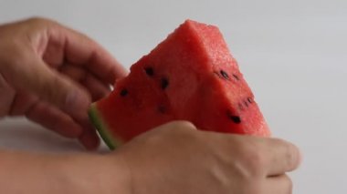 Karpuz bir bıçak ile kesmek.