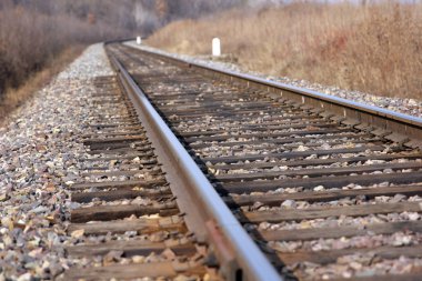 Afar ufka bırakarak demiryolu.