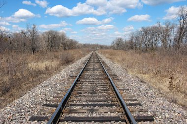 Tren ufuk ve bulutlar gökyüzü arka plan üzerinde.