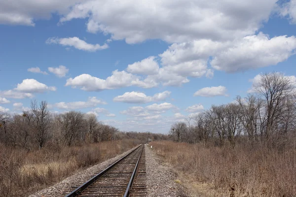 Ferrovia para horizonte e nuvens no fundo do céu . — Fotografia de Stock