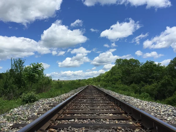 Ferrovia para horizonte e nuvens no fundo do céu . — Fotografia de Stock